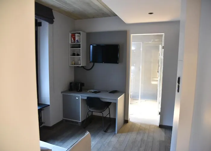 Airfield Living - Airport *