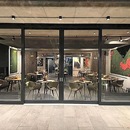 Airfield Living - Airport 酒店 *
