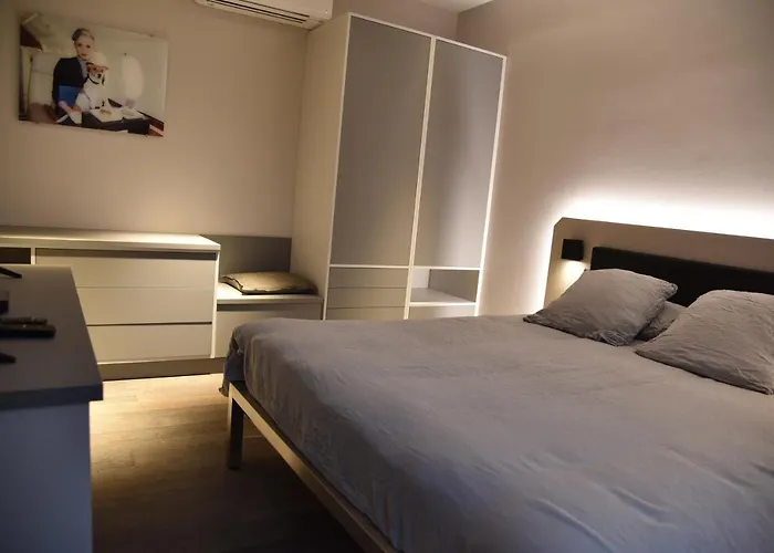 Hotel Airfield Living - Airport